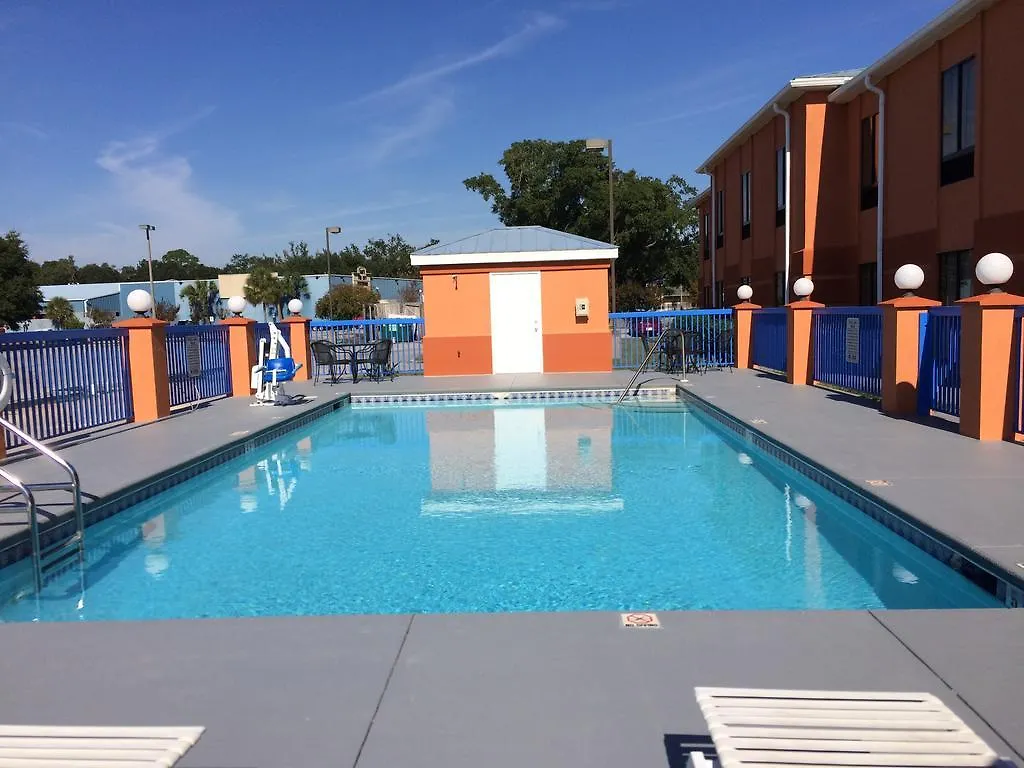 Luxury Suites Ferry Pass Hotel