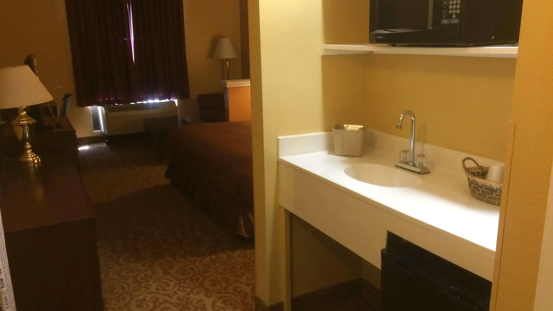 Luxury Suites Ferry Pass 4*,